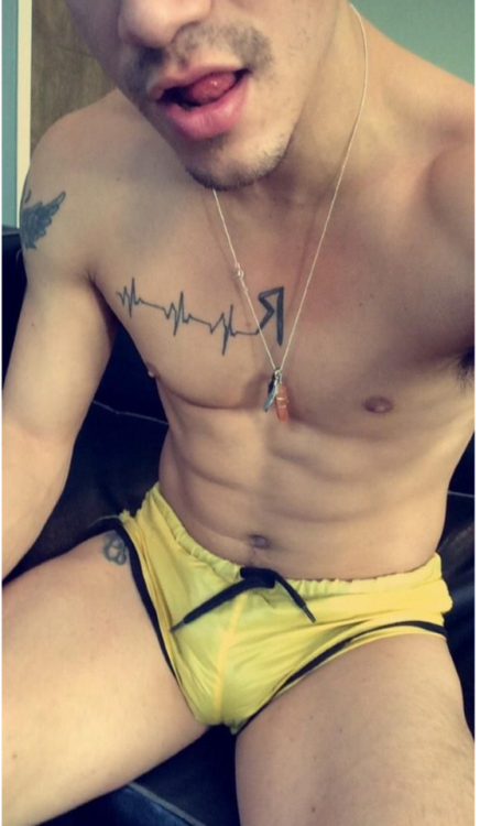 sportnylonman:The most delirant yellow f**k short !