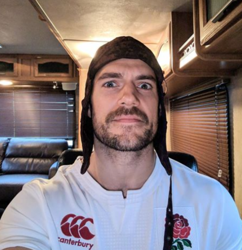 henryobsessed:henrycavillmyimaginaryhusband:The Selfie God He mastered the art of looking beautiful 