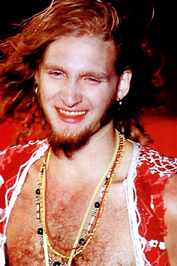 the-mad-season:  Did I mention how fucking awesome Layne was?  look at this man  how  can  anyone  not  love  this  perfect, amazing, funny, nice man?  please answer that  