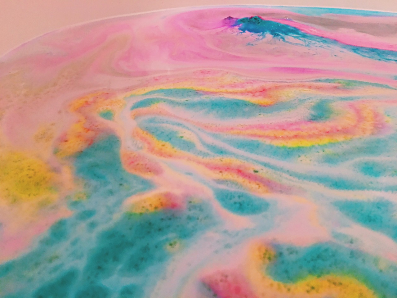 bxtterbunni:  my bath looks like it’s been tie dyed  💖 