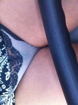 naturalass:  a-touch-of-sweetness:  Sending me teaser pics while driving  Wouaw !  