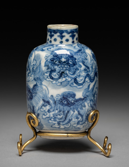 Flattened Ovoid Snuff Bottle with Stopper, 1573-1620, Cleveland Museum of Art: Chinese ArtSize: Over