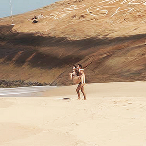 withthiagoaamaral:  Em clima descontraído, Thiago Amaral  e Isabelle Drummond gravam cena romântica de Caio&Giane nas areias da Zona Oeste do Rio. Os dois exibiram boa forma e muito entrosamento durante a gravação na praia da Macumba, Zona Oeste