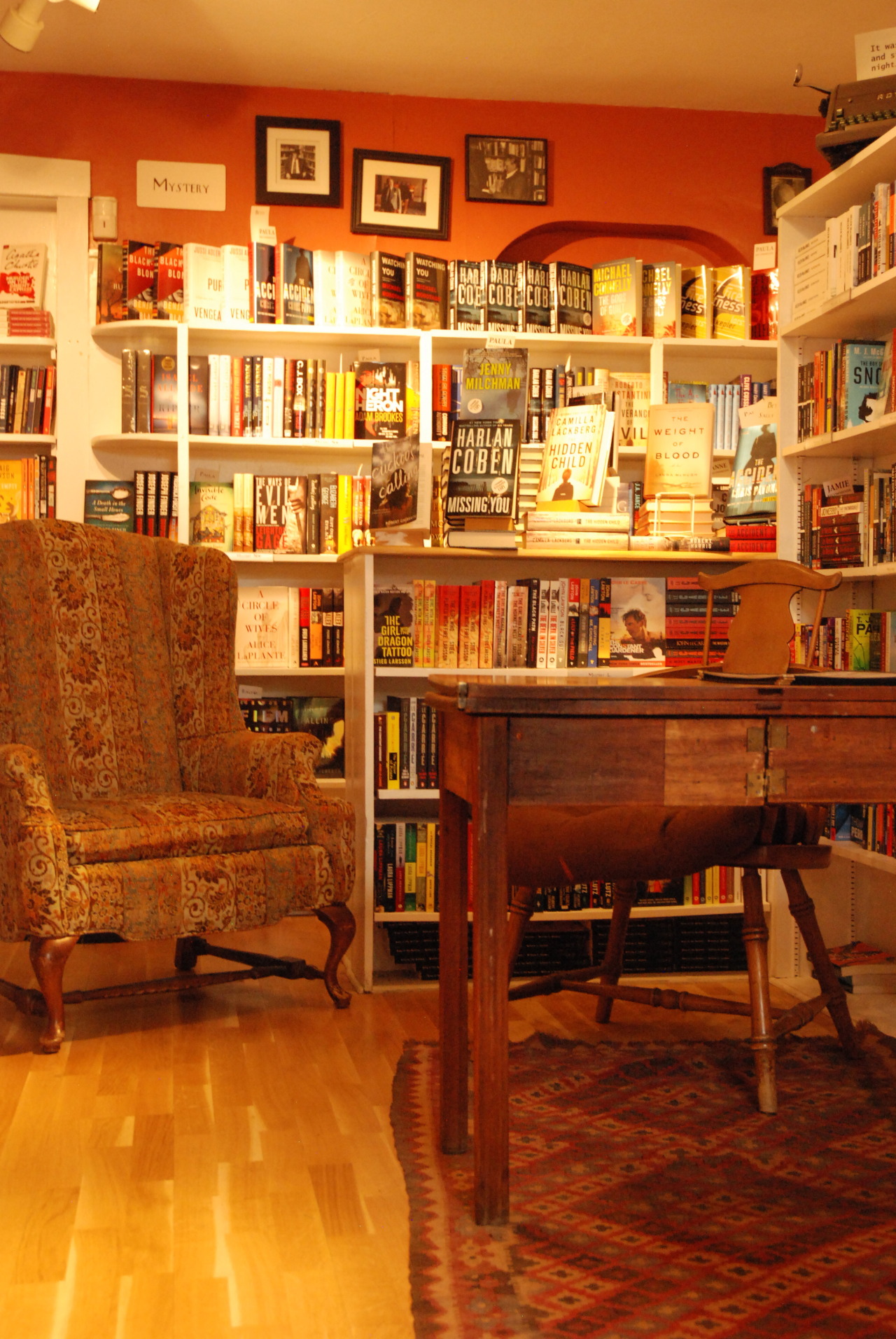 the-book-ferret:  Books &amp; Cupcakes June Book Photo Challenge Day Twenty One: