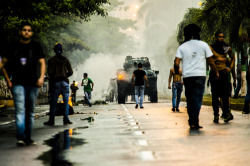 jim-montag:  Photo by Jim Geisse12F Manifestaciones y Disturbios en Barquisimeto, Venezuela @JimMontagjim-montag.tumblr.comhttps://www.facebook.com/J.GeissePhotography   This is happening in Venezuela right now!!! Rebloggg