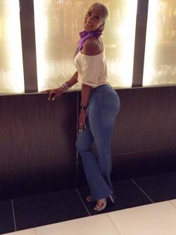 tallnicca:  #ebony #milf #sexy#tight jeans