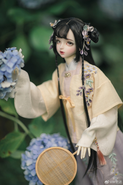 dollpavilion:Posted by 钟迟迟Doll by Angell StudioMakeup by Mar柒月Eyes by -catknows猫知-娃用树脂眼 Doll dressed