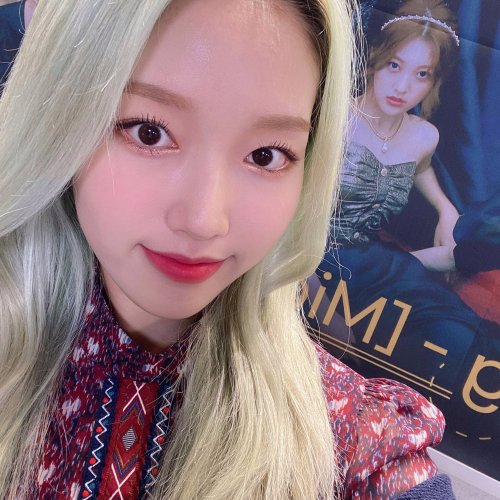 12loona:210123 loonatheworld Twitter update[#GoWon] Taking a pic with my ult. I should take one wit