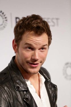 azachontitan:  chrisprattdelicious:  Chris Pratt attends The Paley Center for Media’s PaleyFest 2014 Honoring “Parks and Recreation” at the Dolby Theatre on March 18, 2014 in Hollywood, California.   Even without the face fur he’s hot how does