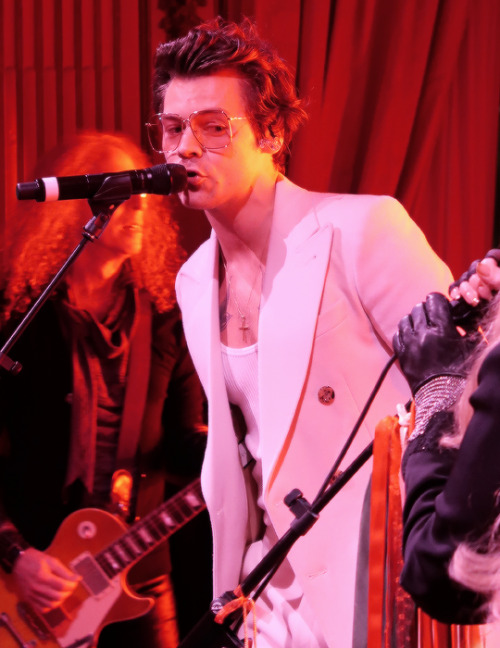 afamilyshowblog:Harry performing with Stevie Nicks at the Gucci Cruise 2020 after party - 28/05