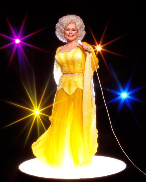 popgodz:twixnmix:Dolly Parton photographed by Harry Langdon, 1978.twixnmix:Dolly Parton photographed