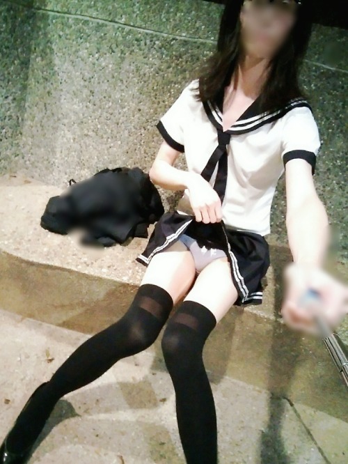 bigcockgirl-tw: 深夜公園散步，遇到陌生人跟蹤，是不是湯友呢✨ Walking in midnight park，and stranger follow up the scent。 記得