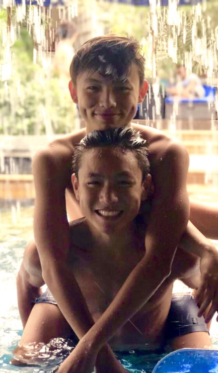 flufffyclouds: sjiguy: Mark Lee being all cuddly with his big bro Ryan Dimplesss Damn cute