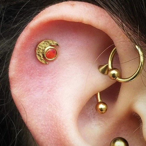 brepiercing:Fun upper helix from today, featuring a 14k hammered gold moon and fire Opal from @anato