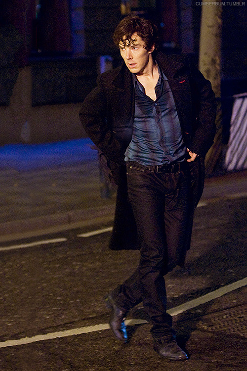 curlyfuchuck2:  cumberbum: Filming the Sherlock Pilot - 20 January 2009  How can