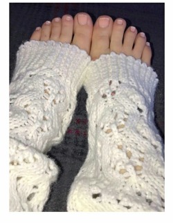 nicewithit:Pink toes leg warmers