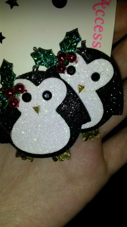 browneyesandpinstripes:this penguin earring purchase was in no way influenced by @keatulie’s penguin