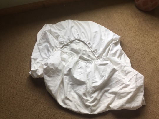 sci-fantasy: aqua-harry:    So you’ve got this bitch-ass fitted sheet that you would normally pile into a ball and shove into a closet so you won’t have to deal with it, yeah? Well. Quit acting like a piece of linen is better than you are. You can