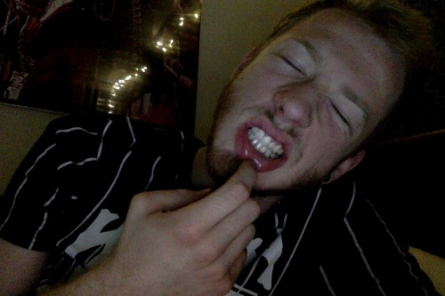 sad-khakis:1:32 AMnow that I don’t have braces, I don’t mind smiling in pictures. Bring it on family