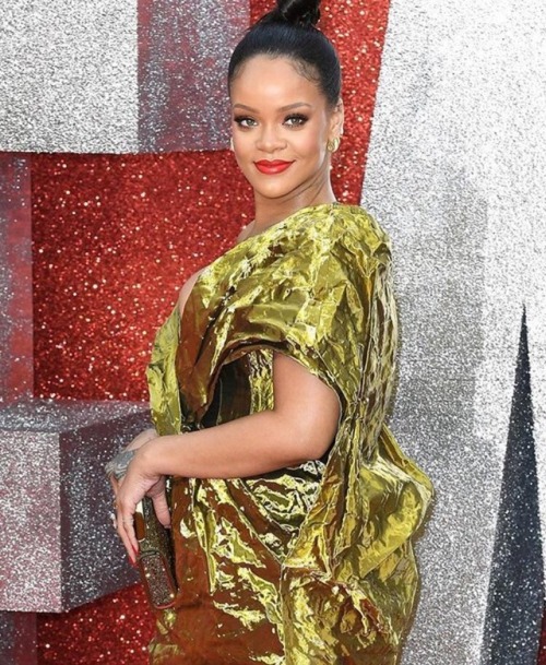 RIHANNA x OCEAN&rsquo;S 8 LONDON PREMIERE -Wearing Poiret Fall/Winter 2018 Collection ⚜️1966mag.com