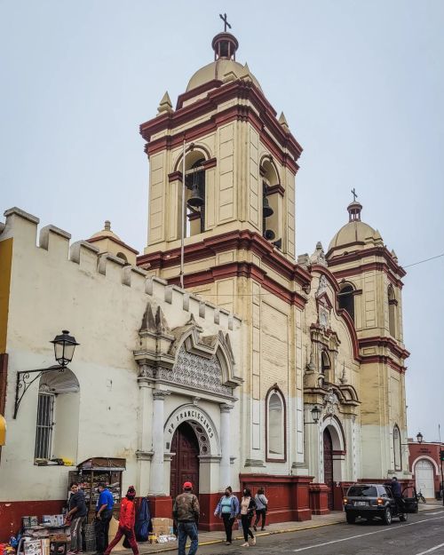 Antigua iglesia de San Agustín, edificada en el siglo XVII pero modificada varias veces. Su f