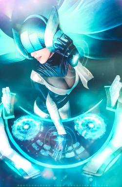 cosplayandanimes:  DJ Sona - League of Legends