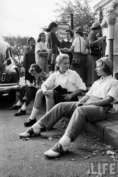 inthedarktrees: Wellesley freshmen students gathered outside the Hathaway House Bookshop (note gir