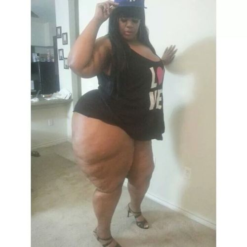 bossallini:  GOOD LAWD!! 6'5" WIT HEELS…6'3" WITHOUT   THATS ONE MOUNTAIN ID LUV TO CLIMB…..SHEESH!