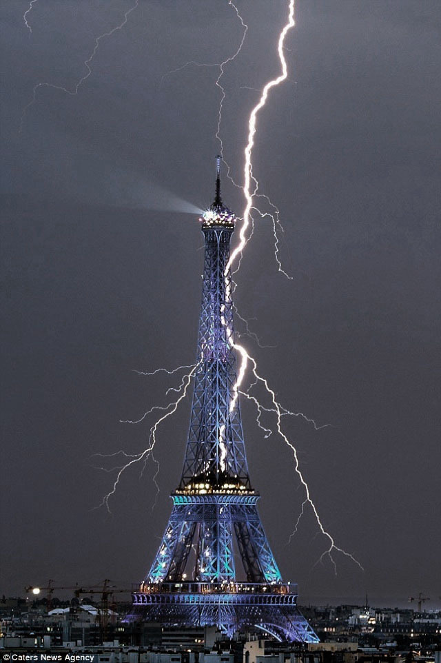 nevver:
“ Paris becomes electric
”