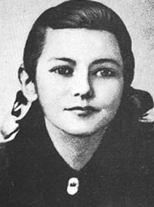ourfutureisfemale:peashooter85:Zinaida Get Your Gun,A young girl barely the age of 14, Zinaida Portn
