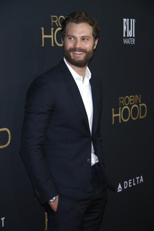 itsdarkinsidee25: Jamie Dornan premiere de la película Robin Hood desde New York (11 noviembre)