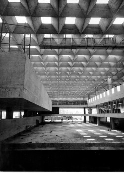 n-architektur:  Salão Caramelo em construção  Vilanova Artigas and Carlos Cascaldi Photo via  andre.leal 