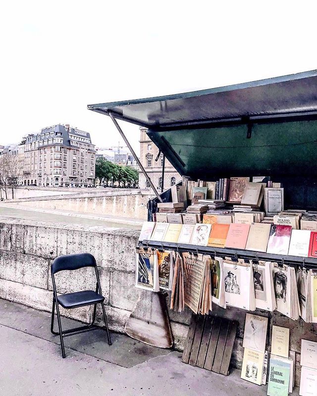 French Words — Les « bouquinistes » font partie du paysage...