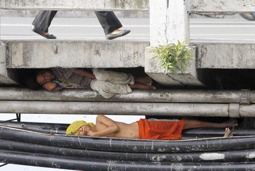 fotojournalismus:    Street children sleep under a bridge in Paranaque city, Metro Manila on July 18, 2013. (Romeo Ranoco/Reuters) 