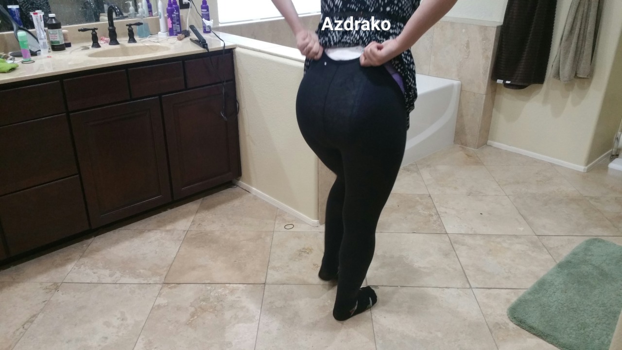azdrako:Baby cat wanted to know if anyone could see her diaper through the leggings,