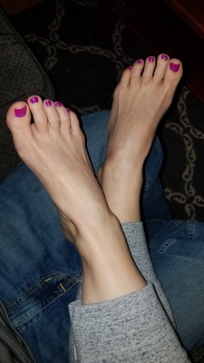 myprettywifesfeet:Just rubbing her sexy feet while we watch the game.please comment