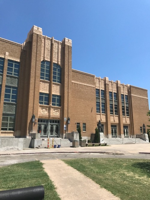 whatsyourdamage-15: Of course I had to stop at Will Rodgers High School. The school where SE Hinton 