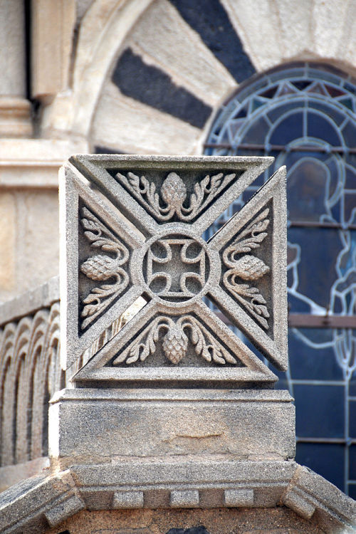 ars-videndi:Facade details of Basilique Notre-Dame-du-Port, Clermont-Ferrand, Auvergne Notre-Dame-du