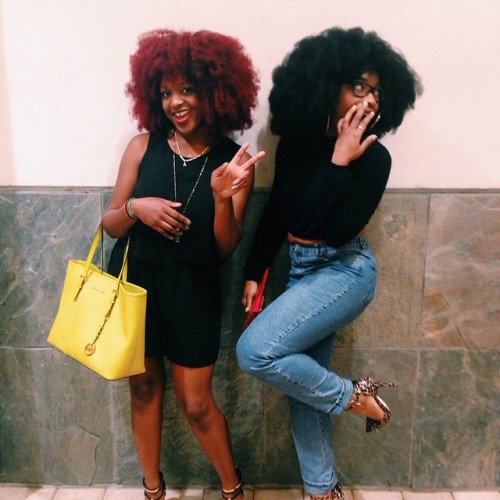 1 2 3 pose! Tag ur bestie #2FroChicks #kinkycurls #curlyhair #afro #volume #curlfriends #beauty #Bro