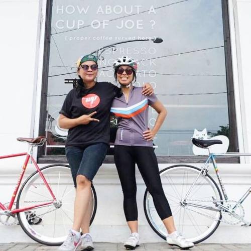 fixiegirls: Repost: @nurulh_lita:Sissy  . . . @jasson.jessie  #fixie #fixedgear #fixedgearportraits 