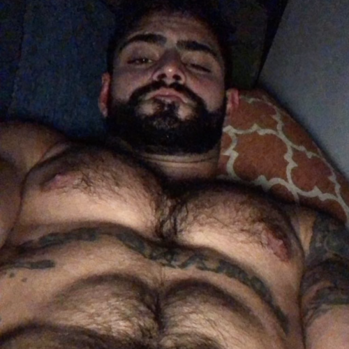 juicybros:  Scruffy bro has a nice hairy chest and sexy big nipples.