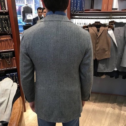 Perfect back I must say - kudos @jeanmanuelmoreau X @orazio_luciano in this great @loropianaofficial