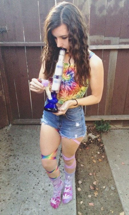 handsssalloverr:  meergato:  princessdabber:  essential bong rips :)  you’re in your back yard