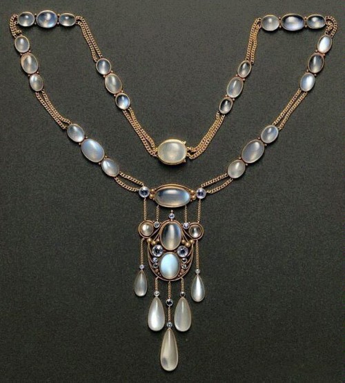 thegryphonsnest:   Antique Moonstone & Gold Necklace