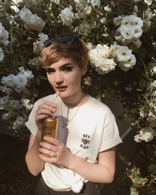 neutralfleur: bee kind  insta: neutral.fleur