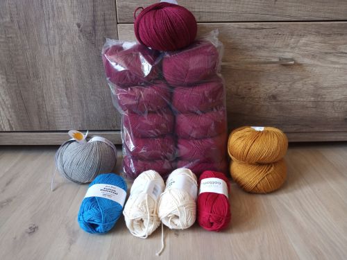 akhuna: I bought yarn today and I am very happy. This is so pretty. I like the wine coloured yarn &n