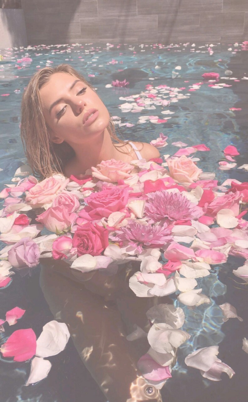 lonely-pink-rose:  Alissa Violet’s Snapchat’s today made my eyes very happy.