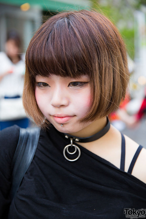 19-year-old High・x・DeeE on the street in Harajuku wearing an off-the-shoulder top from Beatriz Haraj