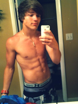 randomjocks:  Nice sag in the Under Armour