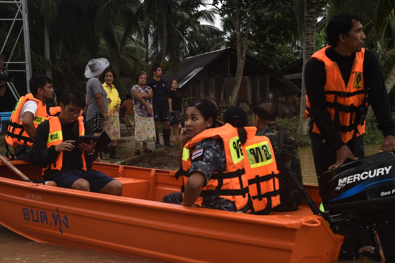 TRÁGICAS INUNDACIONES EN TAILANDIA. Al menos 21 personas murieron en los aluviones que afectaron el sur de Tailandia en los últimos días debido a las lluvias monzónicas. El primer ministro Prayuth Chan-ocha las definió como “las peores...